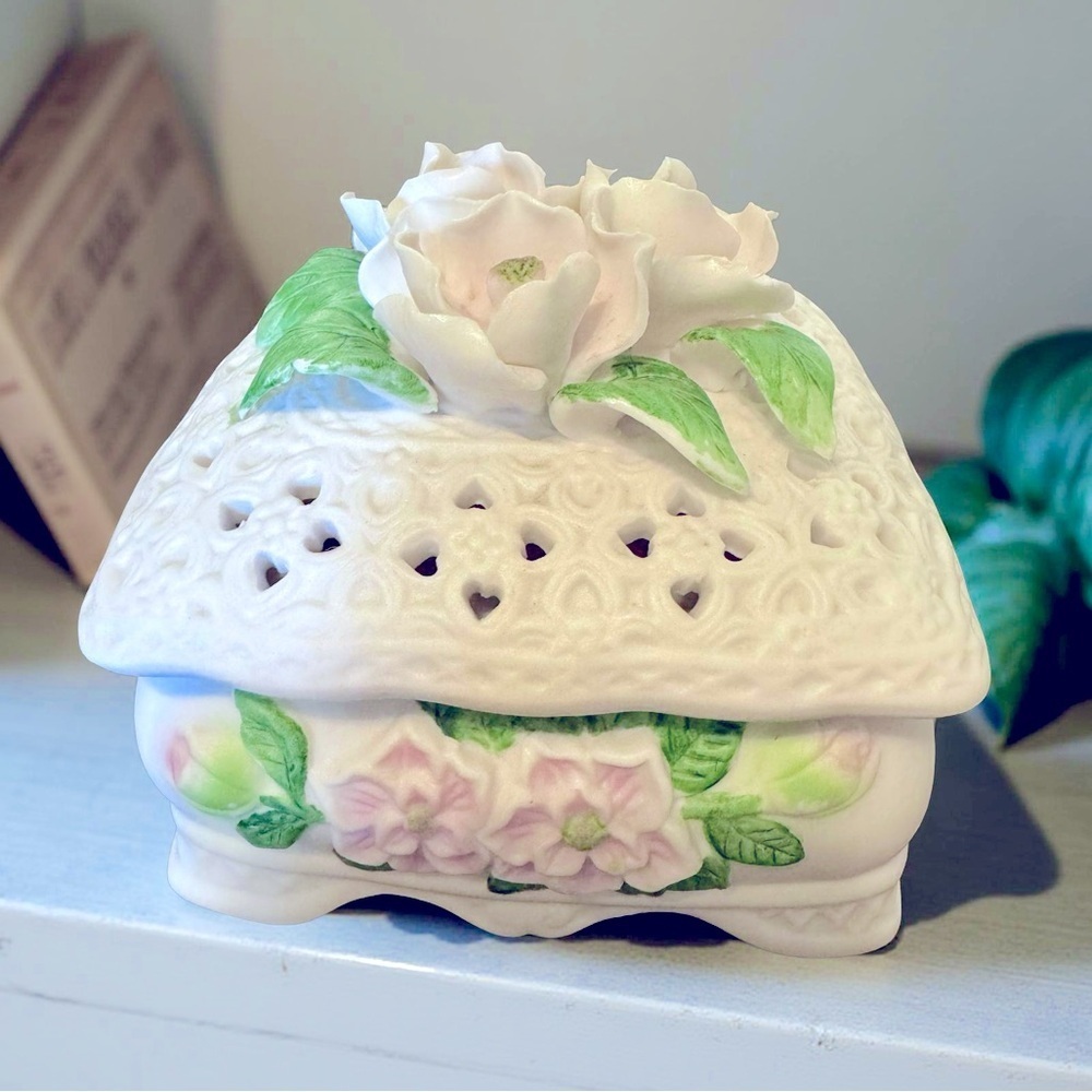 Porcelain Trinket Box,pink rose,Mid Century style cottage core esthetic lovely